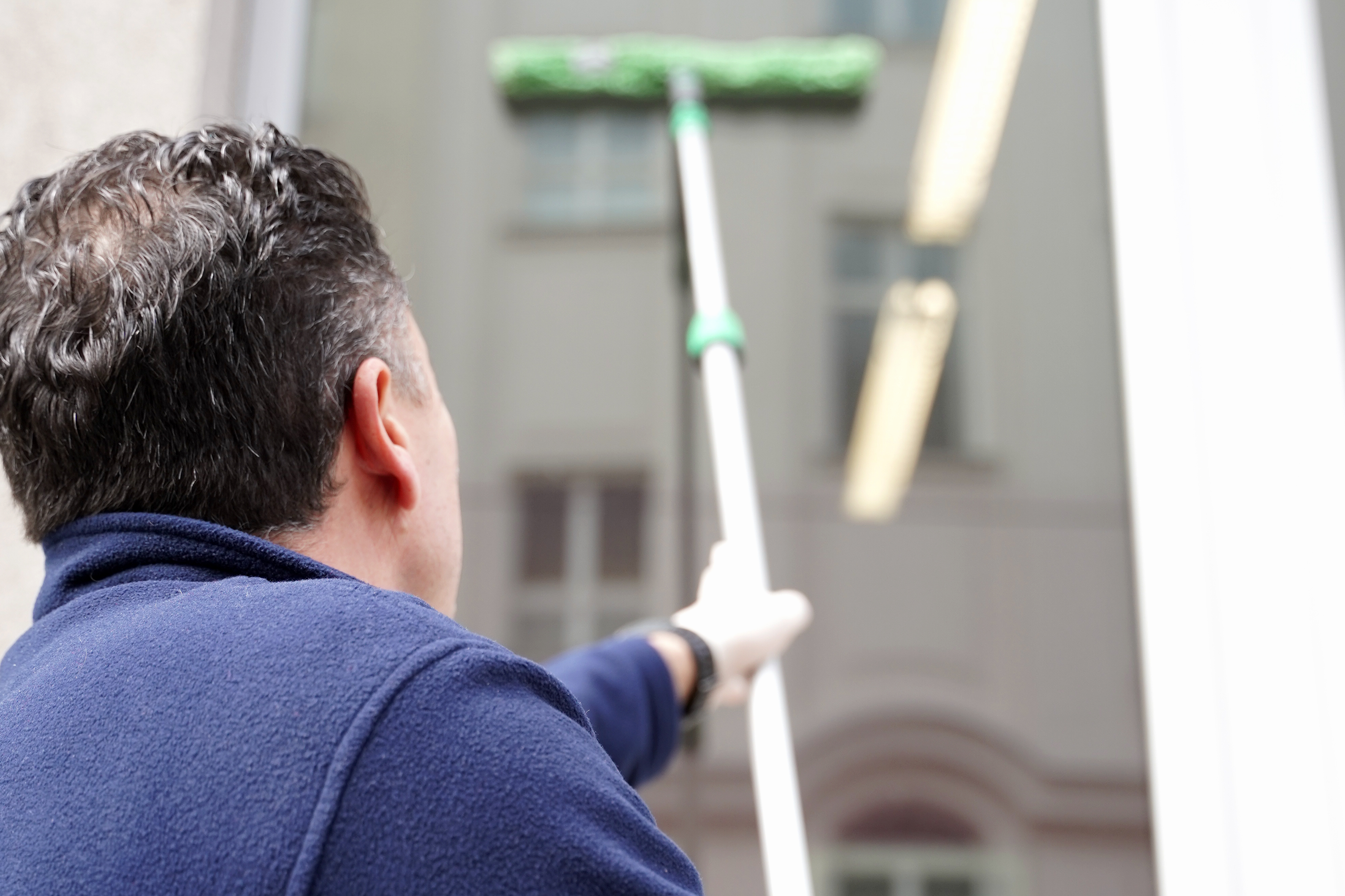 Reinigung von Fenster und Fassaden an Gebäuden durch immo 360°