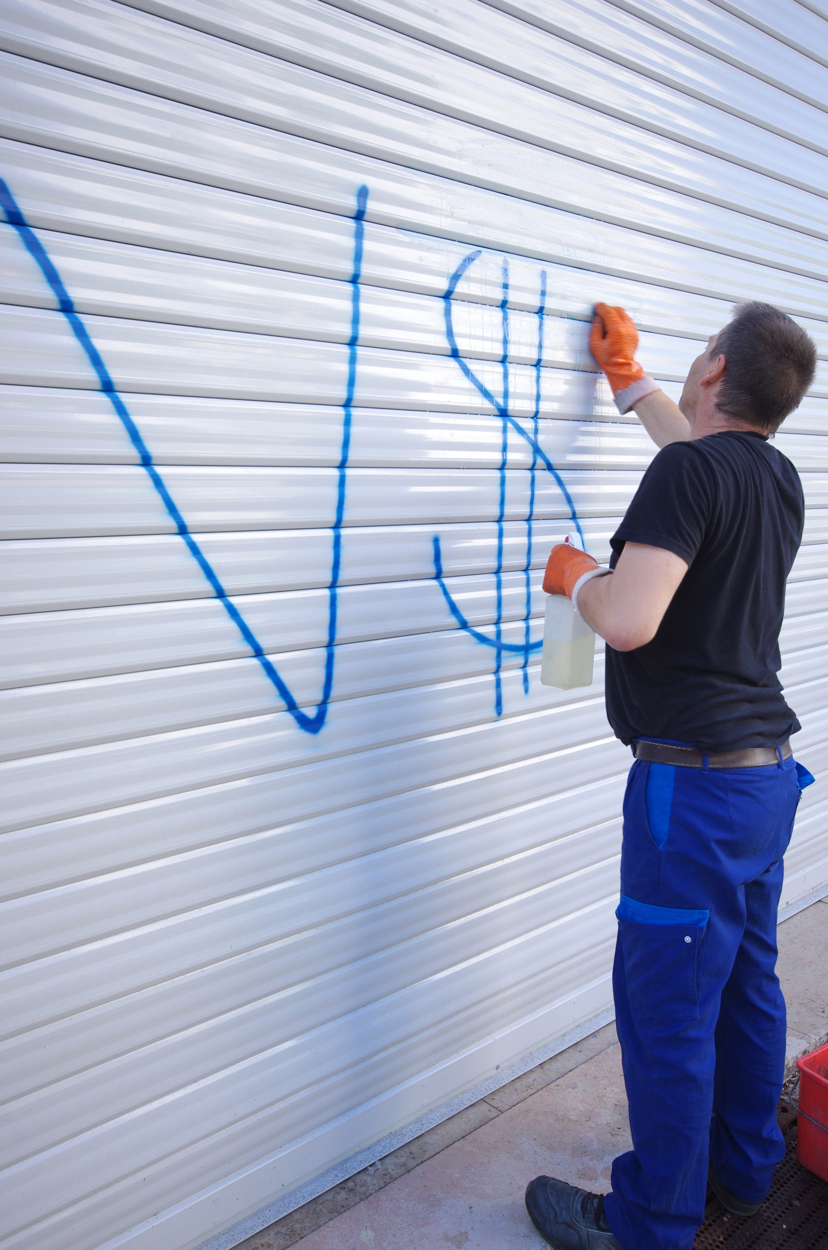 Sonderreinigung, Spezialreinigung, Mitarbeiter bei Graffittientfernung