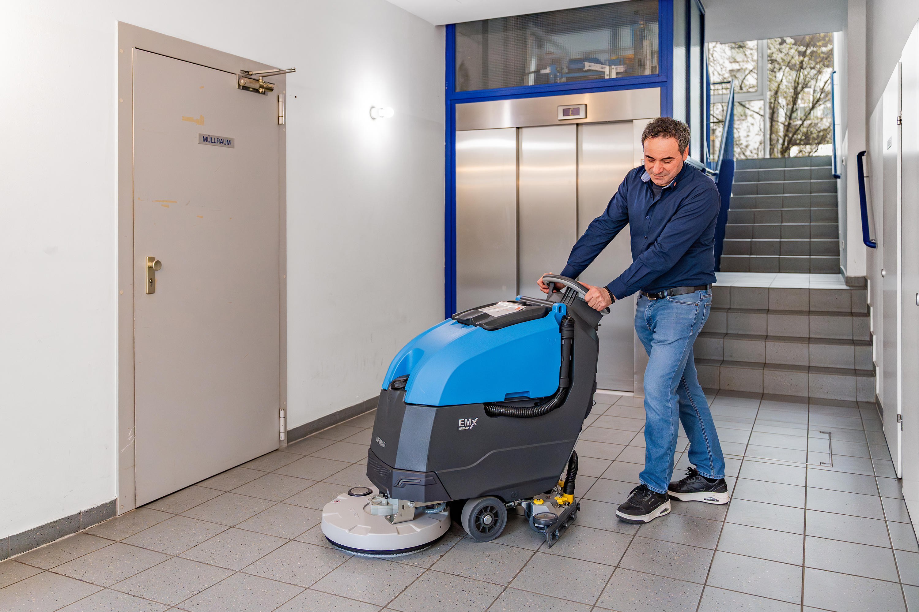 immo 360 grad - Stiegenhausreinigung, Personal mit Reinigungsgerät