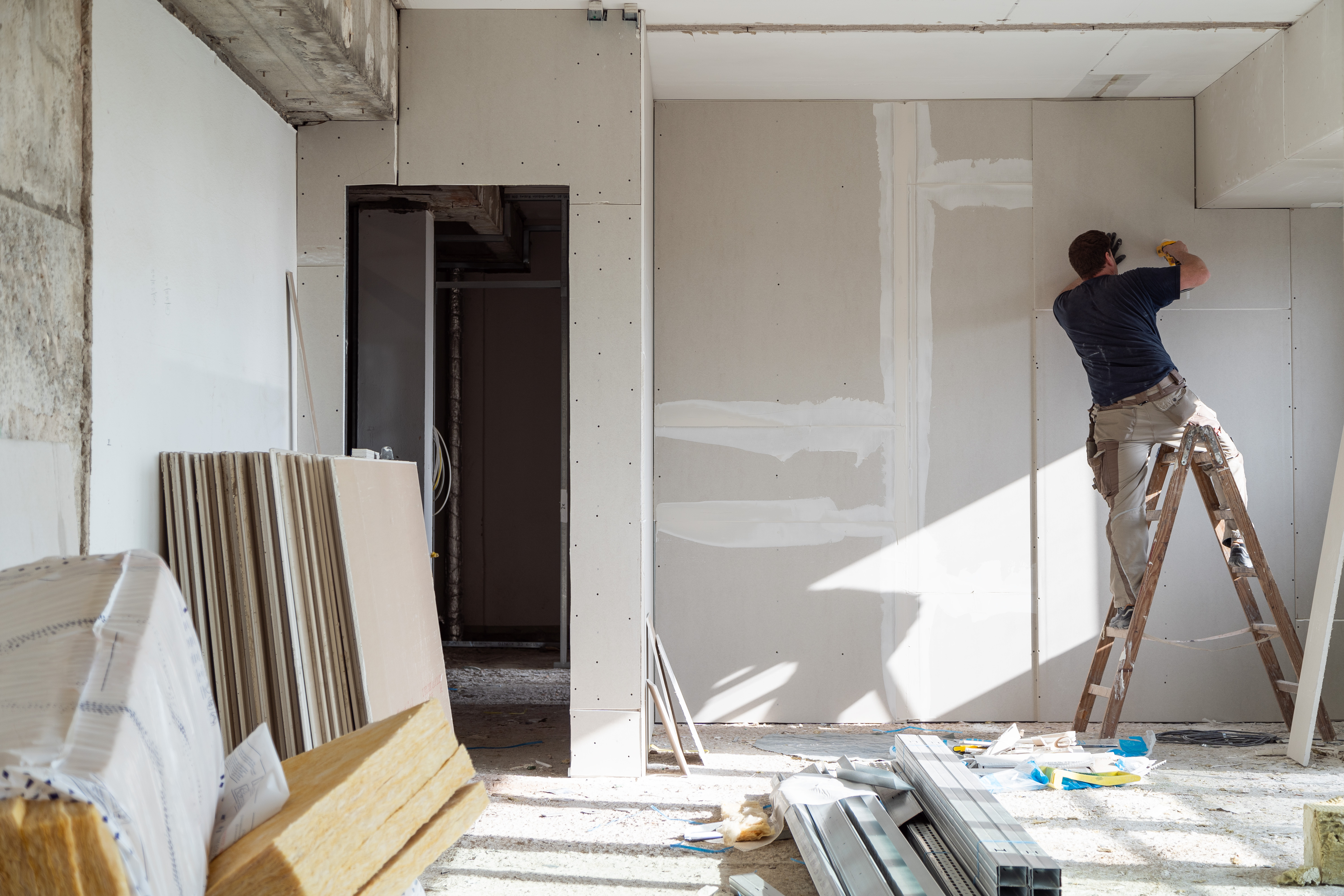 Instandsetzung, Instand&shy;haltung Brauchbar&shy;machung, Handwerker auf Leiter